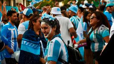 En 11 fotos, el festejo de Racing campeón de la Copa Sudamericana en las calles de Neuquén