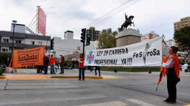 Profesionales de la salud protestan en el centro de Neuquén. (Foto: Matías Subat).