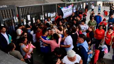 Padres y madres del Jardín 31, en la Ciudad Judicial de Neuquén, luego de conocer el veredicto. (Matías Subat)