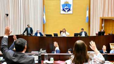 Gustavo Chittadino, a la derecha de Gloria Ruiz en la sesión donde fue suspendida. Foto: Matías Subat.