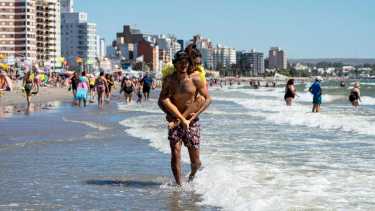 Verano 2025 en Puerto Madryn: precios de las carpas y las sombrillas, en las mejores playas