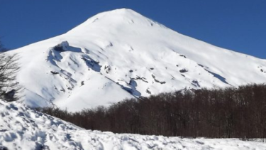 El volcán Villarrica, monitoreado de cerca tras un sismo de magnitud 3 y otros eventos menores recientes.