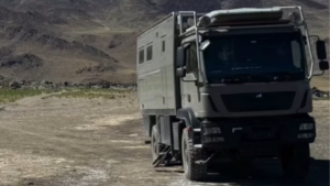 Asfalto para la Ruta 43 en el norte neuquino: ¿alcanza la zona de Varvarco dónde quedó varado el motorhome belga?