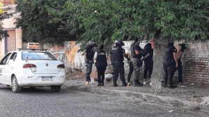 Amenazas, armas y un robo frustrado en Choele Choel: qué pasó y por qué había un taxi de Roca