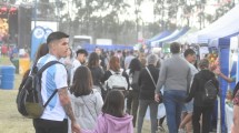 Imagen de En 15 fotos, así arrancó el Festival de la Sidra en Roca: hasta qué hora puedo ir y cómo es la grilla