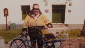 “Rocco” y Armando, los canillitas que mantienen vigente el diario en Chos Malal