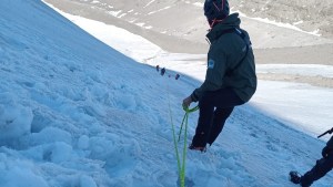 Operativo en las alturas del Lanín: rescataron a una mujer que se lesionó cuando bajaba el volcán