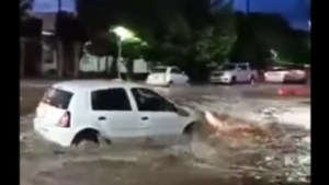 Calles y casas inundadas en Cutral Co por una intensa tormenta este martes: asisten a vecinos anegados