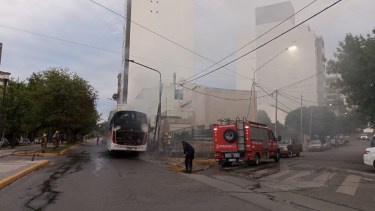 Se incendió un colectivo en pleno centro de Neuquén: hubo un corte de tránsito