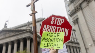 Manifestante s afavor y en contra del aborto legal se manifestaron en Manhattan, el día del comicio (AP Photo/Jeenah Moon, File)