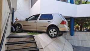 Un auto colgando en una comisaría: insólito choque en Neuquén