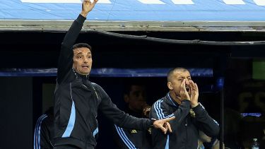 Scaloni le dio la posta a Samuel, quien hablo en la conferencia de prensa posterior al 1-0 sobre Perú. (AFP)