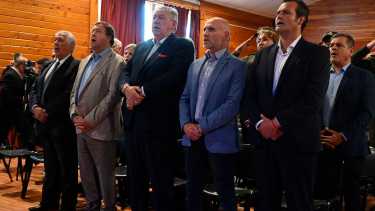 El gobernador Alberto Weretilneck participó ayer del aniversario de Dina Huapi y anticipó que se evaluarán cambios en la coparticipación en base a los datos del Censo. Foto: Chino Leiva