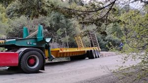 Una villa turística de Neuquén incomunicada: no removieron la grúa de la ruta y sigue el corte parcial