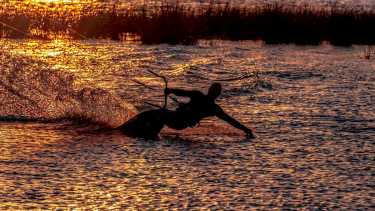 El Kitesurf los unió y transformaron su hobby en una escuelita en el Lago Pellegrini