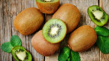 Gracias a su alto contenido de fibra, el kiwi es beneficioso para la digestión.
