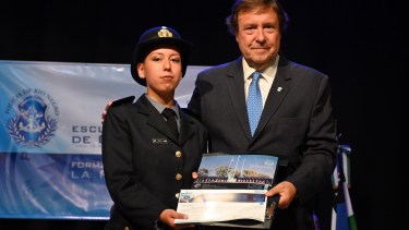 Antes de la elevación del presupuesto, Weretilneck presidió el acto de entrega de diplomas de oficiales egresados de la Escuela de Policía. Foto: Marcelo Ochoa.