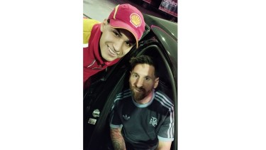 Messi cargó combustible por la madrugada en la estación Shell. Foto: gentileza. 