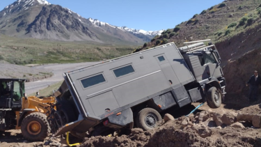 Vialidad Provincial de Neuquén llegó al lugar del motorhome en la Ruta 43 en Neuquén. (Gentiliza).