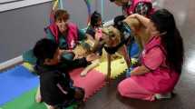 Imagen de Andy y Burlete: los perros que visitan pacientes en el hospital Castro Rendón de Neuquén