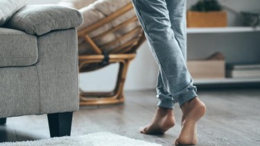 Qué significa descalzarse al llegar a casa.