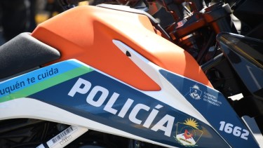 A punta de pistola le robaron una suma millonaria en pesos y dólares en Cutral Co