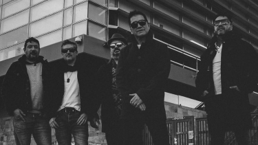 La banda hace un cuidado repaso a la época dorada del rock nacional.