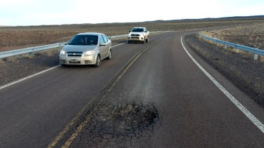 El estado de la cintra asfáltica deja mucho que desear y los usuarios piden soluciones. (gentileza)