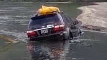 Imagen de Video | Intentó cruzar el arroyo en auto, pero falló: fue rescatado por los bomberos de Moquehue