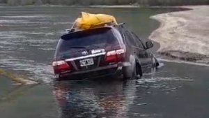 Video | Intentó cruzar el arroyo en auto, pero falló: fue rescatado por los bomberos de Moquehue