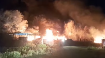 Imagen de Video | Mega incendio en una chacra de Cinco Saltos: el fuego alcanzó tanques de combustible