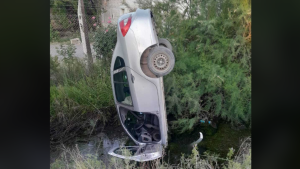 No fue una pirueta, fue un accidente en la Ruta 151: por qué este auto quedó en posición vertical