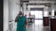 Imagen de Pese a tener cobertura de obra social y prepaga, los afiliados desembolsan una fortuna para atenderse