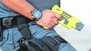 Río Negro, como Neuquén, evalúa el uso de dos tipos de armas no letales: cuáles son
