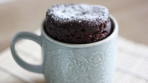 Cómo hacer torta de chocolate&#8230; ¡en taza!: deliciosa y lista para tu antojo