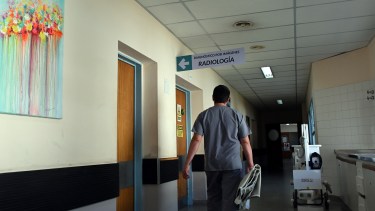 Río Negro incorporó nuevos profesionales en hospitales donde eran necesarios. Weretilneck dijo que no hay límites de ingresos en esa área. Archivo
