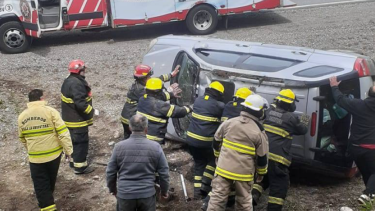 Vuelco en la Ruta Nacional 40. Foto: Bomberos Voluntarios de Villa La Angostura.