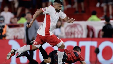 Wanchope Ábila calentó la previa de la definición en la Liga Profesional. Foto: FBaires.