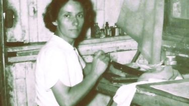 Lotte Frolich de Thumann, más conocida como Carlota, trabajando. Foto: gentileza familia Thuman