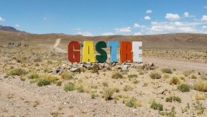 Vuelco fatal en la Ruta 4 de Chubut: murió una joven de 18 años y cuatro personas terminaron heridas