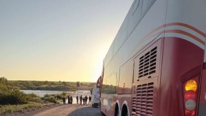Precaución en Ruta 23 | La crecida de un arroyo, cerca de Valcheta, complica el tránsito: el reclamo de Provincia a Javier Milei