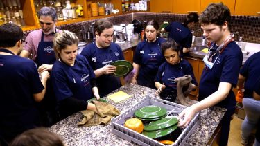 Alamesa: el restaurante atendido por jóvenes neurodiversos llega al streaming de la mano de Campanella