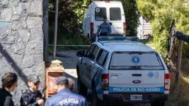 El hallazgo de la persona muerta ocurrió esta mañana de miércoles en la calle Elflein al 500 de Bariloche. (foto Marcelo Martínez)