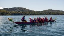 Imagen de Encuentro de 300 mujeres que reman en bote Dragón: «Somos sobrevivientes de cáncer y celebramos la vida»