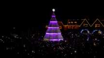 Imagen de Bariloche tuvo una noche mágica: Papá Noel encendió el árbol de Navidad