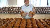 Imagen de Desde hace 30 años, Nicolás elabora miles de panes dulces en Bariloche para los que menos tienen