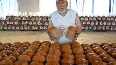 Su deseo es lograr los 15 mil panes para esta Navidad. Foto: Chino Leiva