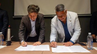 Claudio Tapia y Axel Kicillof firmaron el convenio ligado al Estadio Único de La Plata. 