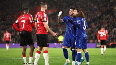 Jack Stephens, capitán del Southampton fue expulsado por tirarle el pelo al español Marc Cucurella.