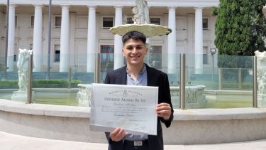 Emiliano Montero con el título universitario en sus manos. 
